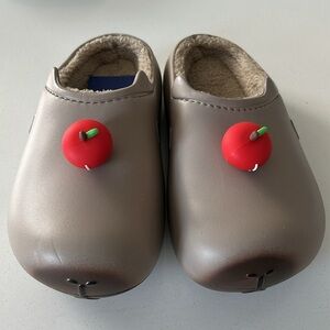 ✨Host pick✨CHIKOKU Cozy Beige Slippers with Red Apple Decor